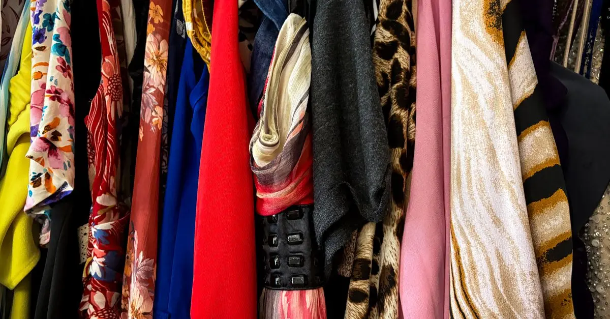 Guida Pratica per Abbinare i Colori nei Vestiti