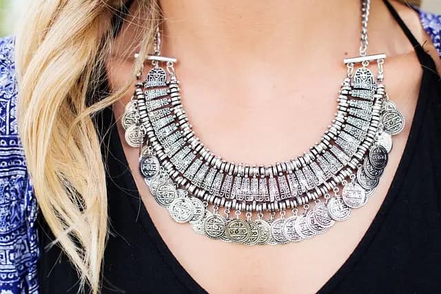 Come Indossare Accessori per Elevare il Tuo Look